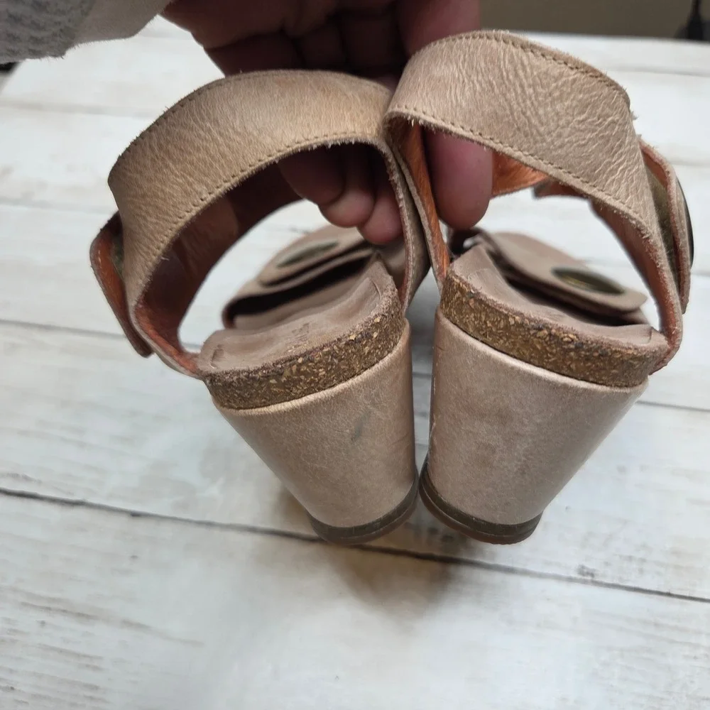 Taos 3209 Wedge Sandal Medallion Ankle Strap Women 38 Tan Leather